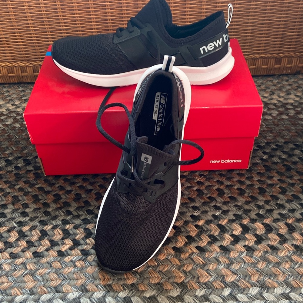 New Balance Sneakers sz 9.5 new in box